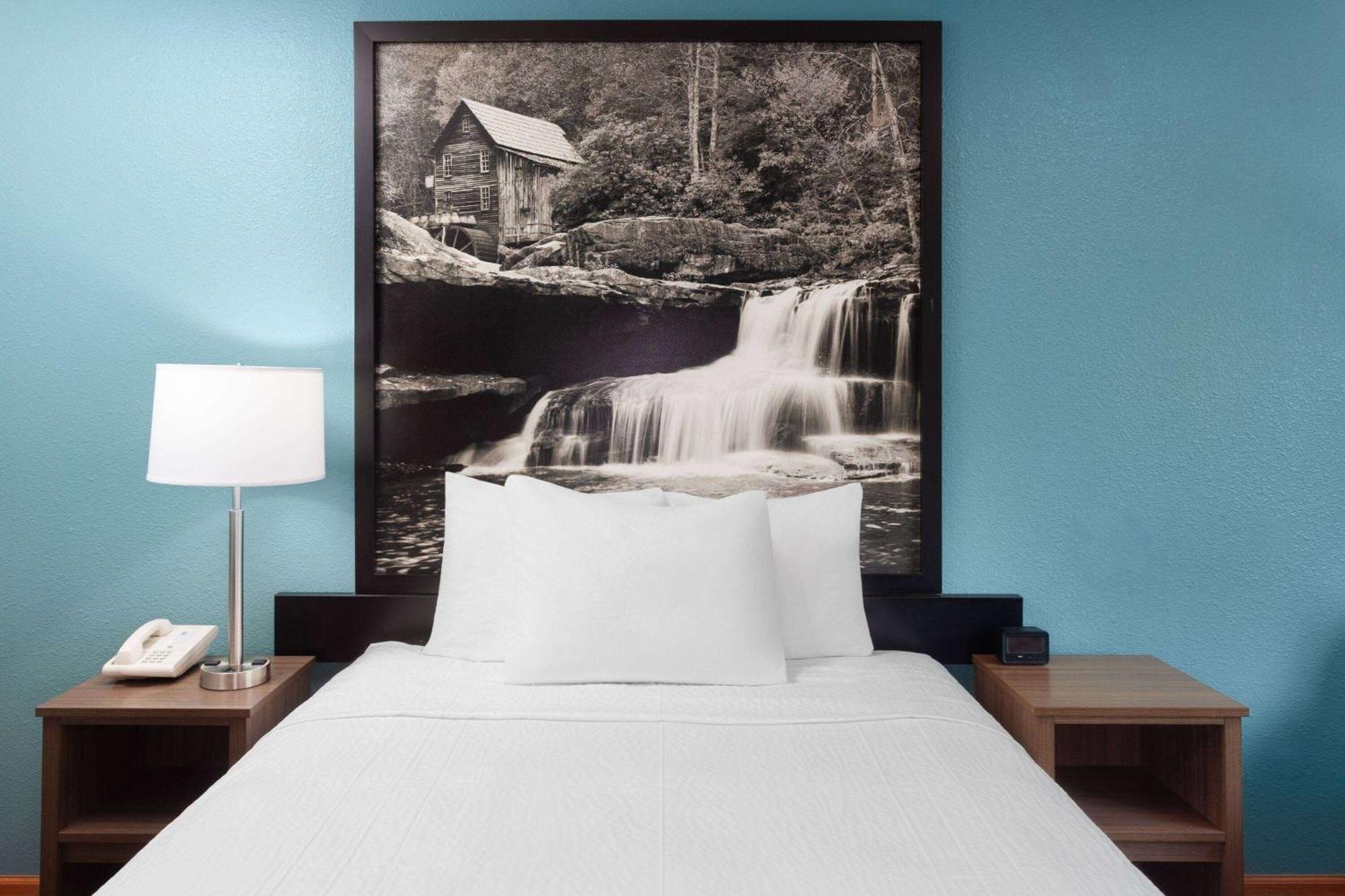 Super 8 By Wyndham Mchenry Fox Lake Area Exterior photo