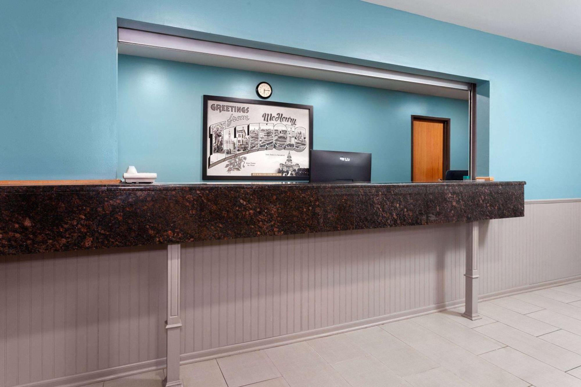 Super 8 By Wyndham Mchenry Fox Lake Area Exterior photo